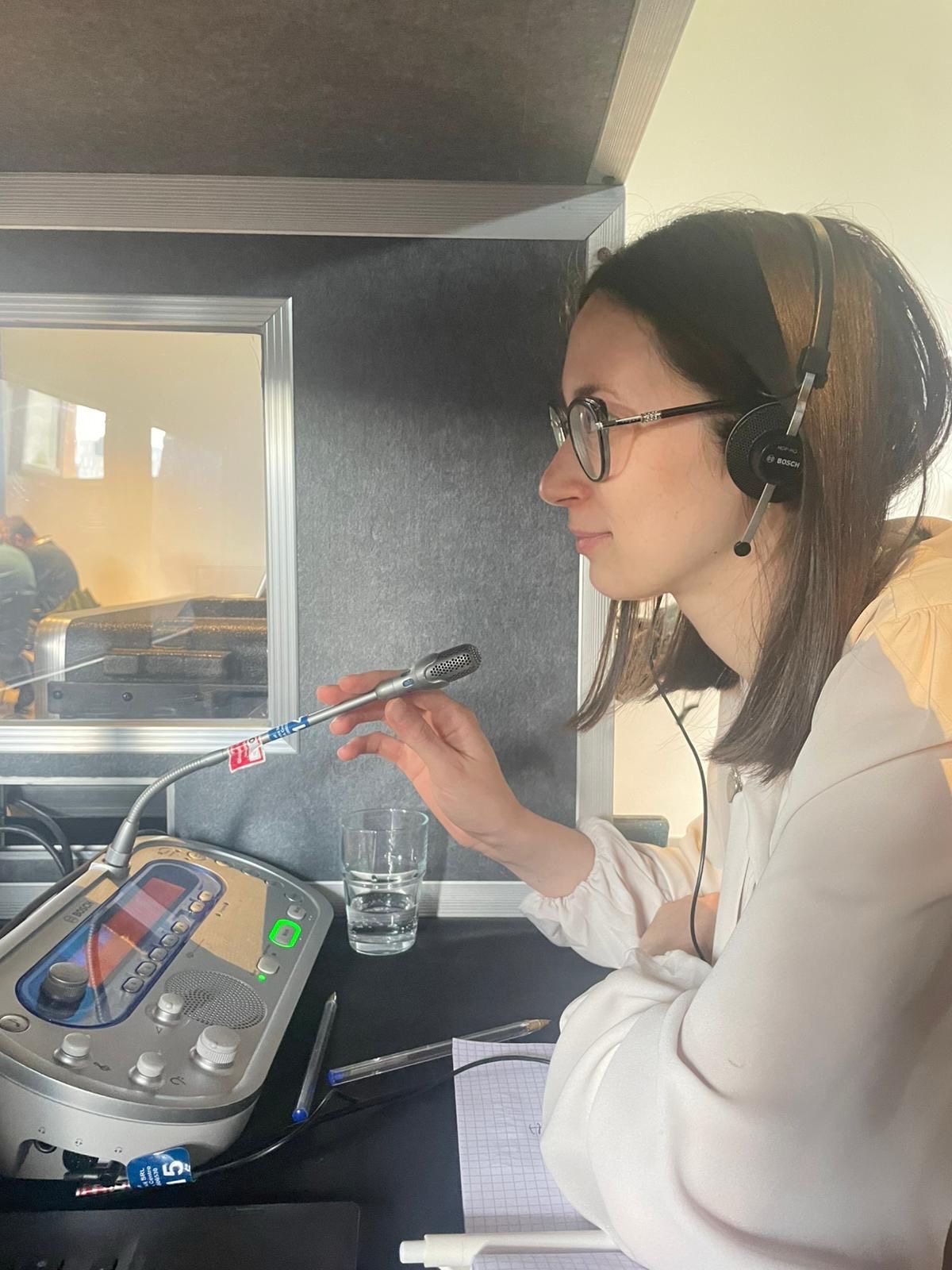Laura Roggero al lavoro in cabina di interpretariato